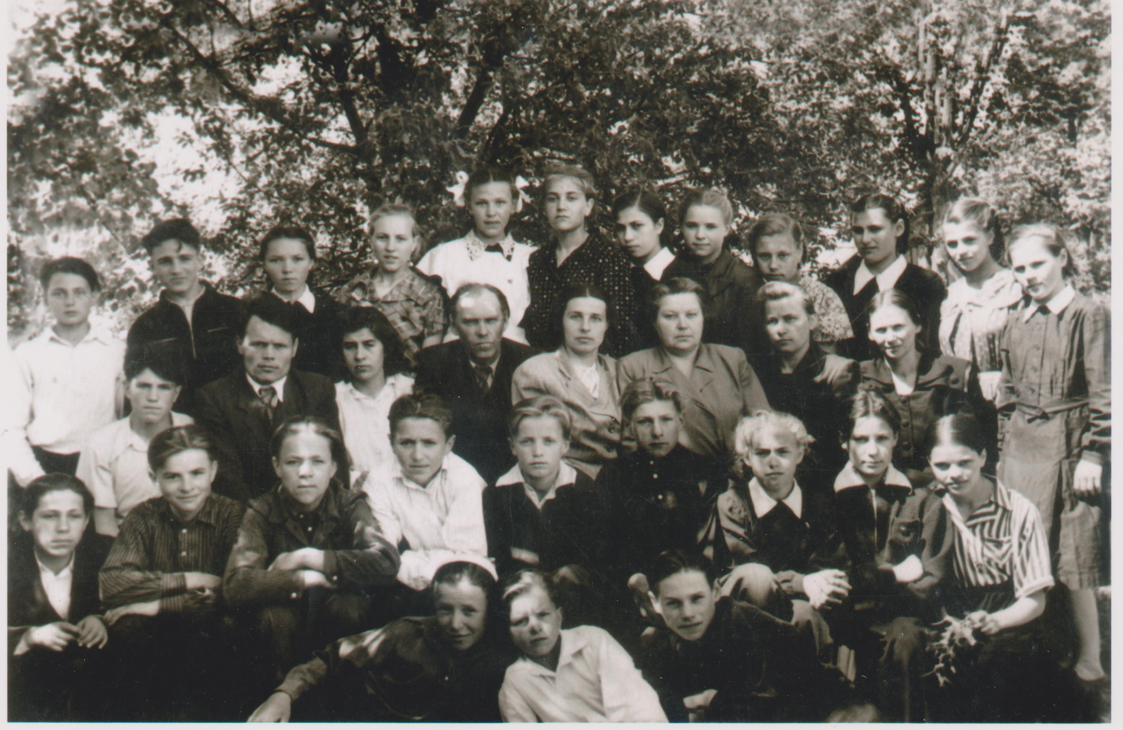 Директор школы Проскунин Василий фёдорович (в центре)